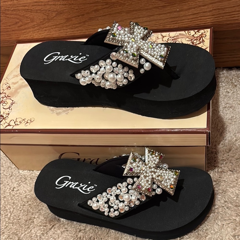 NWT Grazie Black Sandals Pearl Gem Embellishments 5.5 cross gorgeous Bling taboo